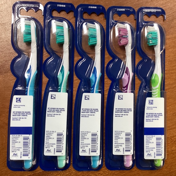 Oral B Medium Advanced Whitening Manual Toothbrush Bundle NEW - Picture 5 of 10